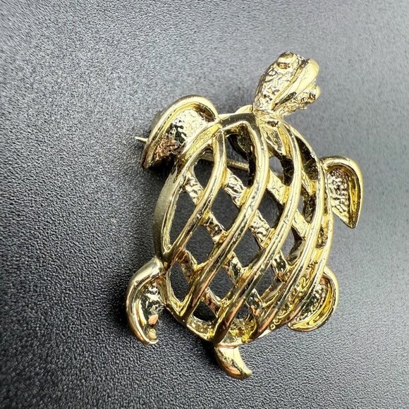 Gold-Tone Gerrys Turtle Brooch Pin With Openwork Shell Design Vintage Jewelry - Picture 2 of 5